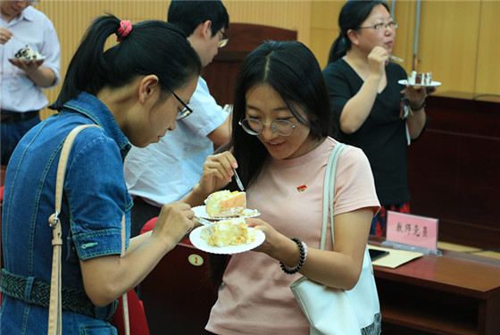 20170921能源与环境工程学院举办2017年第三季度教职工生日集体庆祝活动 (8)_副本.jpg